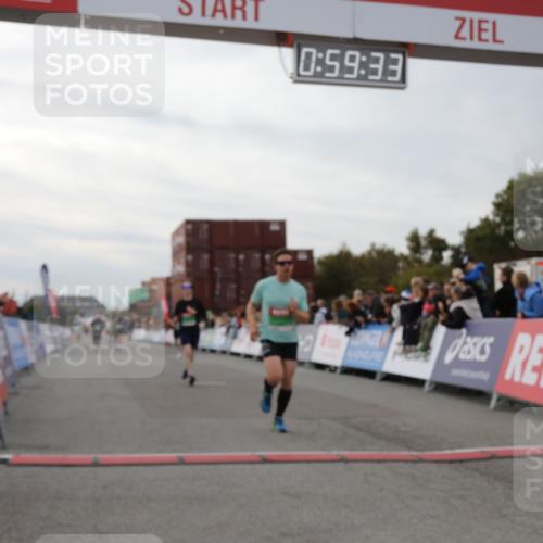 03.10.2025 - Köhlbrandbrückenlauf Yannick Fuchs http://msf.ph/oto/8987101 03.10.2025 15:59:31 Ziel 7025, 7048, 7059, 7083, 7089, 7187 meine-sportfotos.de