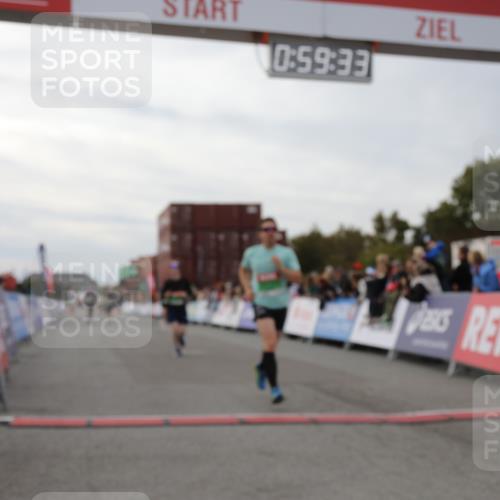 03.10.2025 - Köhlbrandbrückenlauf Yannick Fuchs http://msf.ph/oto/8987104 03.10.2025 15:59:31 Ziel 7025, 7048, 7059, 7083, 7089, 7187 meine-sportfotos.de