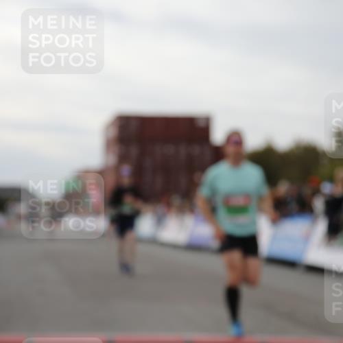 03.10.2025 - Köhlbrandbrückenlauf Yannick Fuchs http://msf.ph/oto/8987110 03.10.2025 15:59:31 Ziel 7025, 7048, 7059, 7083, 7089, 7187 meine-sportfotos.de