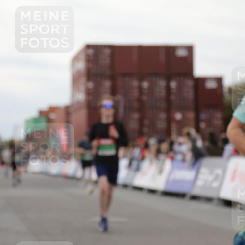 03.10.2025 - Köhlbrandbrückenlauf Yannick Fuchs http://msf.ph/oto/8987114 03.10.2025 15:59:32 Ziel 7025, 7048, 7059, 7083, 7089, 7187 meine-sportfotos.de