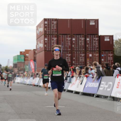 03.10.2025 - Köhlbrandbrückenlauf Yannick Fuchs http://msf.ph/oto/8987118 03.10.2025 15:59:32 Ziel 7025, 7048, 7059, 7083, 7089, 7187 meine-sportfotos.de