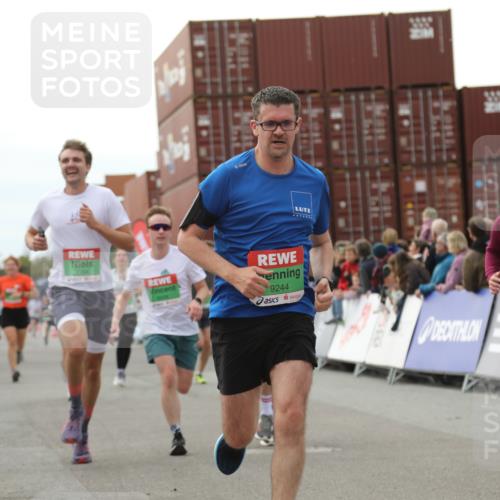 03.10.2025 - Köhlbrandbrückenlauf Yannick Fuchs http://msf.ph/oto/8987119 03.10.2025 16:11:54 Ziel 7122, 7469, 7566, 7613, 7757, 7961, 8005, 8096, 8110, 8954, 9244 meine-sportfotos.de