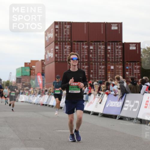 03.10.2025 - Köhlbrandbrückenlauf Yannick Fuchs http://msf.ph/oto/8987122 03.10.2025 15:59:32 Ziel 7025, 7048, 7059, 7083, 7089, 7187 meine-sportfotos.de