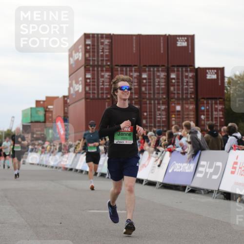 03.10.2025 - Köhlbrandbrückenlauf Yannick Fuchs http://msf.ph/oto/8987126 03.10.2025 15:59:32 Ziel 7025, 7048, 7059, 7083, 7089, 7187 meine-sportfotos.de