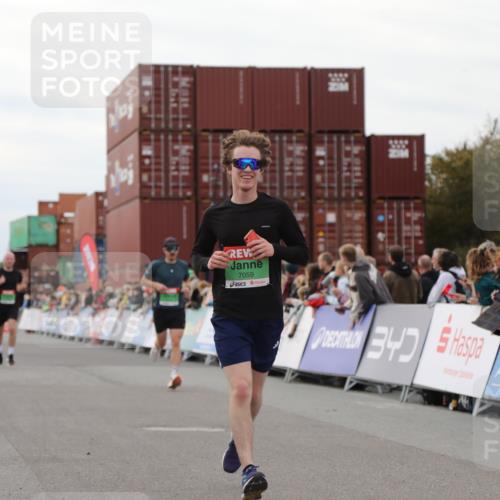 03.10.2025 - Köhlbrandbrückenlauf Yannick Fuchs http://msf.ph/oto/8987129 03.10.2025 15:59:33 Ziel 7025, 7048, 7059, 7083, 7089, 7187, 7193 meine-sportfotos.de