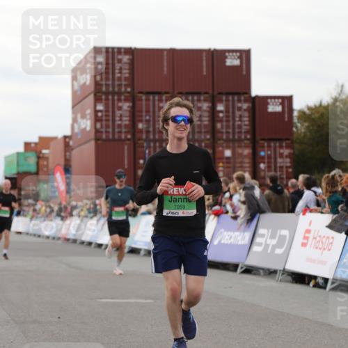 03.10.2025 - Köhlbrandbrückenlauf Yannick Fuchs http://msf.ph/oto/8987133 03.10.2025 15:59:33 Ziel 7025, 7048, 7059, 7083, 7089, 7187, 7193 meine-sportfotos.de