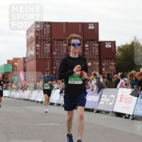 03.10.2025 - Köhlbrandbrückenlauf Yannick Fuchs http://msf.ph/oto/8987138 03.10.2025 15:59:33 Ziel 7025, 7048, 7059, 7083, 7089, 7187, 7193 meine-sportfotos.de