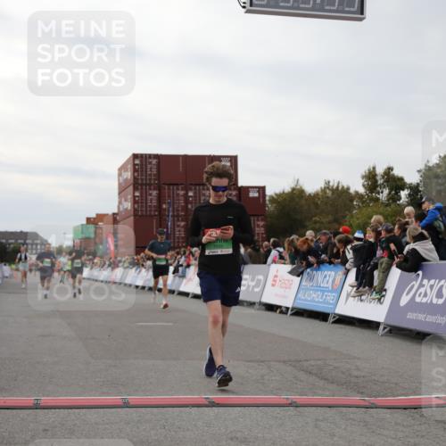 03.10.2025 - Köhlbrandbrückenlauf Yannick Fuchs http://msf.ph/oto/8987143 03.10.2025 15:59:33 Ziel 7025, 7048, 7059, 7083, 7089, 7187, 7193 meine-sportfotos.de