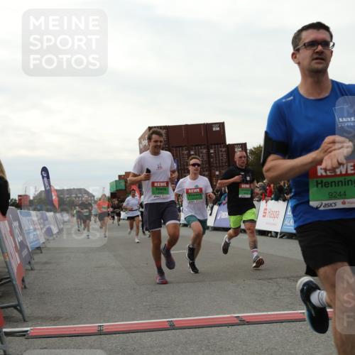 03.10.2025 - Köhlbrandbrückenlauf Yannick Fuchs http://msf.ph/oto/8987144 03.10.2025 16:11:55 Ziel 7122, 7469, 7566, 7613, 7757, 7961, 8005, 8096, 8110, 8259, 8569, 8954, 9244 meine-sportfotos.de