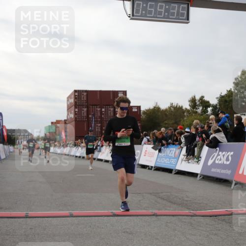 03.10.2025 - Köhlbrandbrückenlauf Yannick Fuchs http://msf.ph/oto/8987150 03.10.2025 15:59:33 Ziel 7025, 7048, 7059, 7083, 7089, 7187, 7193 meine-sportfotos.de