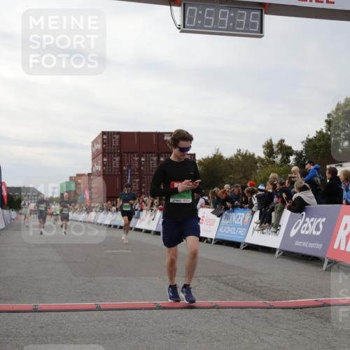 03.10.2025 - Köhlbrandbrückenlauf Yannick Fuchs http://msf.ph/oto/8987154 03.10.2025 15:59:34 Ziel 7025, 7048, 7059, 7083, 7187, 7193 meine-sportfotos.de