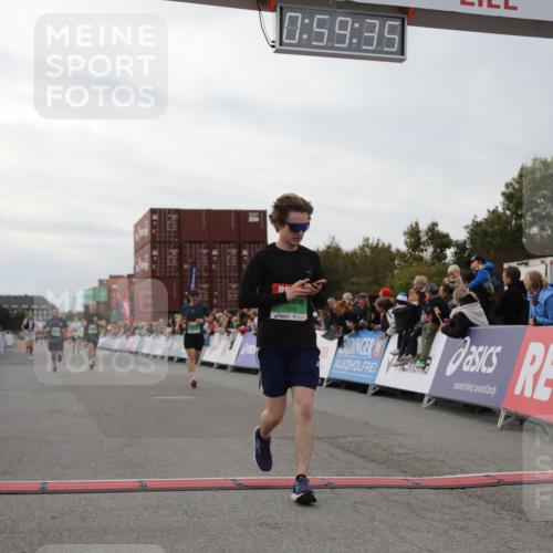 03.10.2025 - Köhlbrandbrückenlauf Yannick Fuchs http://msf.ph/oto/8987159 03.10.2025 15:59:34 Ziel 7025, 7048, 7059, 7083, 7187, 7193 meine-sportfotos.de