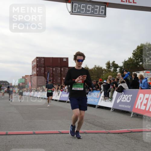 03.10.2025 - Köhlbrandbrückenlauf Yannick Fuchs http://msf.ph/oto/8987166 03.10.2025 15:59:34 Ziel 7025, 7048, 7059, 7083, 7187, 7193 meine-sportfotos.de