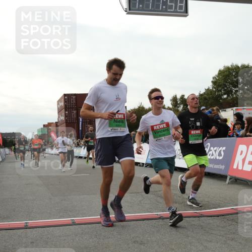 03.10.2025 - Köhlbrandbrückenlauf Yannick Fuchs http://msf.ph/oto/8987171 03.10.2025 16:11:56 Ziel 7122, 7463, 7469, 7566, 7613, 7757, 7961, 8005, 8096, 8110, 8259, 8569, 8954, 9159, 9244 meine-sportfotos.de