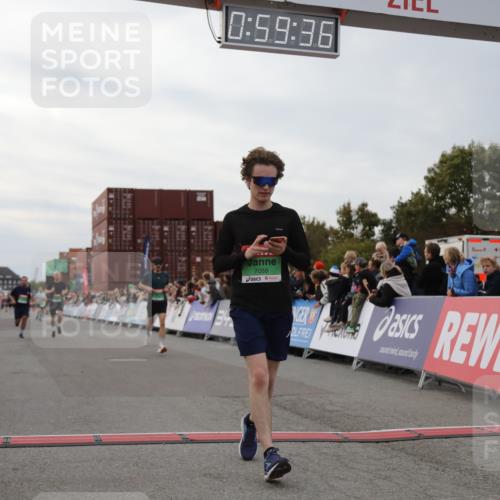 03.10.2025 - Köhlbrandbrückenlauf Yannick Fuchs http://msf.ph/oto/8987172 03.10.2025 15:59:34 Ziel 7025, 7048, 7059, 7083, 7187, 7193 meine-sportfotos.de