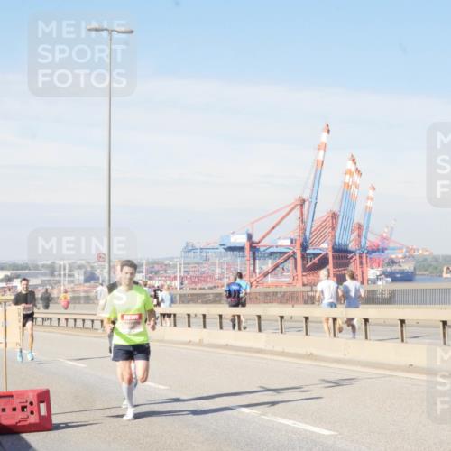 03.10.2025 - Köhlbrandbrückenlauf Matties Gatica Varas http://msf.ph/oto/8987179 03.10.2025 12:28:32 Position 2  meine-sportfotos.de