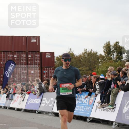 03.10.2025 - Köhlbrandbrückenlauf Yannick Fuchs http://msf.ph/oto/8987194 03.10.2025 15:59:36 Ziel 7025, 7048, 7059, 7187, 7193, 7225 meine-sportfotos.de