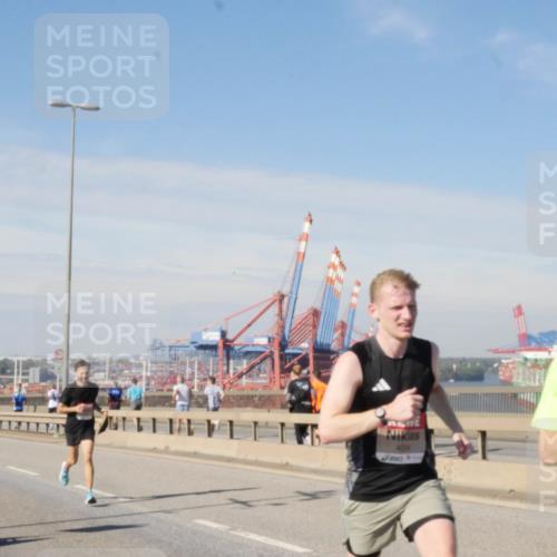 03.10.2025 - Köhlbrandbrückenlauf Matties Gatica Varas http://msf.ph/oto/8987196 03.10.2025 12:28:34 Position 2 9866 meine-sportfotos.de