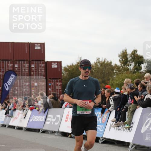 03.10.2025 - Köhlbrandbrückenlauf Yannick Fuchs http://msf.ph/oto/8987199 03.10.2025 15:59:36 Ziel 7025, 7048, 7059, 7187, 7193, 7225 meine-sportfotos.de