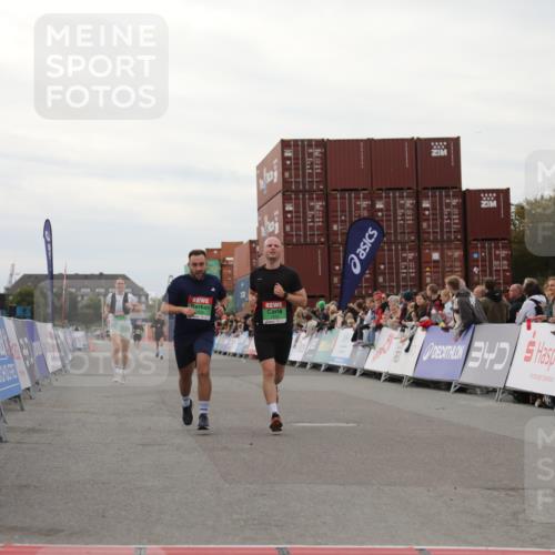 03.10.2025 - Köhlbrandbrückenlauf Yannick Fuchs http://msf.ph/oto/8987210 03.10.2025 15:59:37 Ziel 7025, 7048, 7059, 7187, 7193, 7225 meine-sportfotos.de