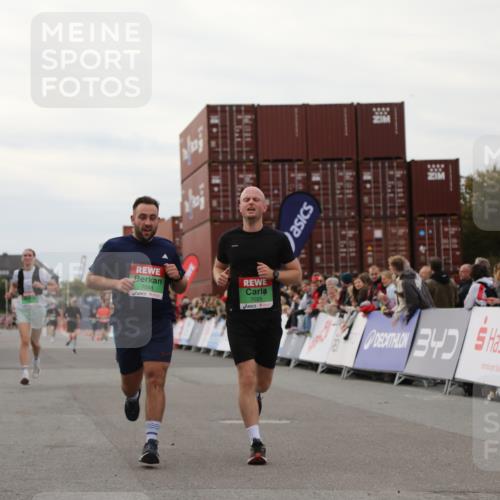 03.10.2025 - Köhlbrandbrückenlauf Yannick Fuchs http://msf.ph/oto/8987234 03.10.2025 15:59:37 Ziel 7025, 7048, 7059, 7187, 7193, 7225 meine-sportfotos.de