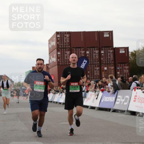 03.10.2025 - Köhlbrandbrückenlauf Yannick Fuchs http://msf.ph/oto/8987240 03.10.2025 15:59:37 Ziel 7025, 7048, 7059, 7187, 7193, 7225 meine-sportfotos.de