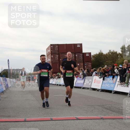 03.10.2025 - Köhlbrandbrückenlauf Yannick Fuchs http://msf.ph/oto/8987246 03.10.2025 15:59:38 Ziel 7025, 7048, 7187, 7193, 7225, 9113 meine-sportfotos.de