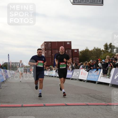 03.10.2025 - Köhlbrandbrückenlauf Yannick Fuchs http://msf.ph/oto/8987252 03.10.2025 15:59:38 Ziel 7025, 7048, 7187, 7193, 7225, 9113 meine-sportfotos.de