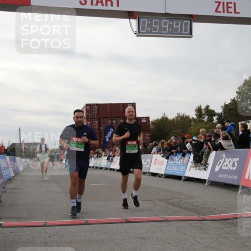 03.10.2025 - Köhlbrandbrückenlauf Yannick Fuchs http://msf.ph/oto/8987257 03.10.2025 15:59:38 Ziel 7025, 7048, 7187, 7193, 7225, 9113 meine-sportfotos.de