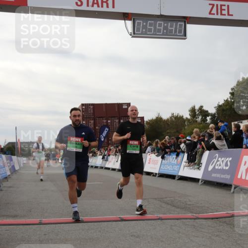 03.10.2025 - Köhlbrandbrückenlauf Yannick Fuchs http://msf.ph/oto/8987263 03.10.2025 15:59:38 Ziel 7025, 7048, 7187, 7193, 7225, 9113 meine-sportfotos.de