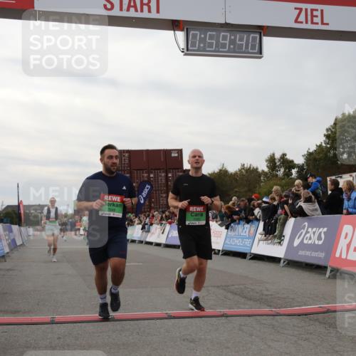 03.10.2025 - Köhlbrandbrückenlauf Yannick Fuchs http://msf.ph/oto/8987270 03.10.2025 15:59:39 Ziel 7025, 7048, 7187, 7193, 7225, 9113 meine-sportfotos.de