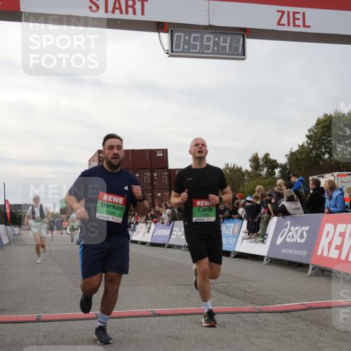 03.10.2025 - Köhlbrandbrückenlauf Yannick Fuchs http://msf.ph/oto/8987283 03.10.2025 15:59:39 Ziel 7025, 7048, 7187, 7193, 7225, 9113 meine-sportfotos.de