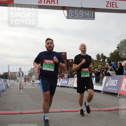 03.10.2025 - Köhlbrandbrückenlauf Yannick Fuchs http://msf.ph/oto/8987289 03.10.2025 15:59:39 Ziel 7025, 7048, 7187, 7193, 7225, 9113 meine-sportfotos.de