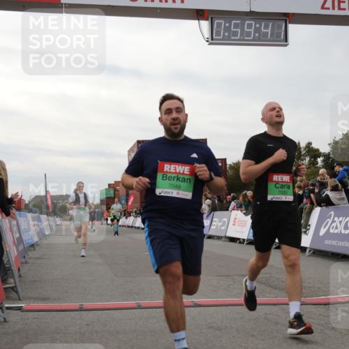 03.10.2025 - Köhlbrandbrückenlauf Yannick Fuchs http://msf.ph/oto/8987294 03.10.2025 15:59:39 Ziel 7025, 7048, 7187, 7193, 7225, 9113 meine-sportfotos.de