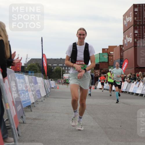 03.10.2025 - Köhlbrandbrückenlauf Yannick Fuchs http://msf.ph/oto/8987304 03.10.2025 15:59:40 Ziel 7025, 7048, 7187, 7193, 7225, 7450, 9113 meine-sportfotos.de