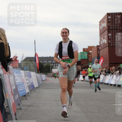 03.10.2025 - Köhlbrandbrückenlauf Yannick Fuchs http://msf.ph/oto/8987309 03.10.2025 15:59:40 Ziel 7025, 7048, 7187, 7193, 7225, 7450, 9113 meine-sportfotos.de