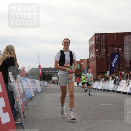 03.10.2025 - Köhlbrandbrückenlauf Yannick Fuchs http://msf.ph/oto/8987314 03.10.2025 15:59:40 Ziel 7025, 7048, 7187, 7193, 7225, 7450, 9113 meine-sportfotos.de