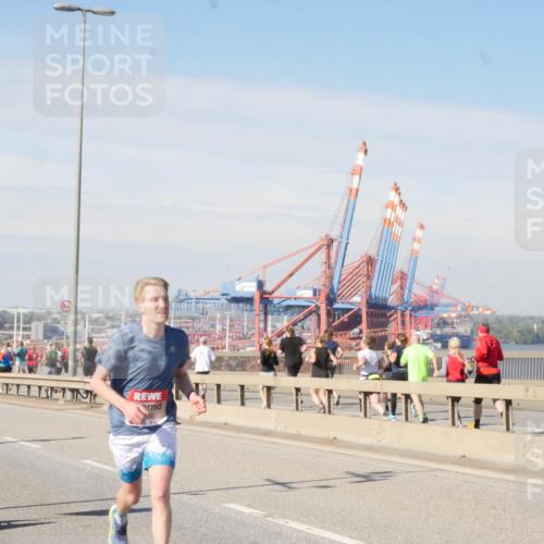 03.10.2025 - Köhlbrandbrückenlauf Matties Gatica Varas http://msf.ph/oto/8987318 03.10.2025 12:29:05 Position 2  meine-sportfotos.de