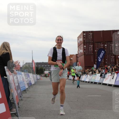 03.10.2025 - Köhlbrandbrückenlauf Yannick Fuchs http://msf.ph/oto/8987320 03.10.2025 15:59:41 Ziel 7025, 7048, 7193, 7225, 7450, 9101, 9113 meine-sportfotos.de