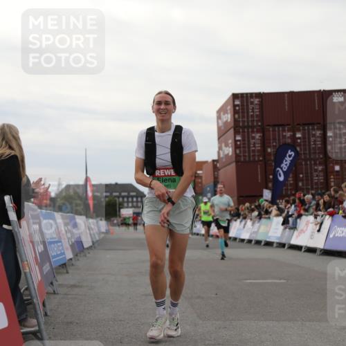 03.10.2025 - Köhlbrandbrückenlauf Yannick Fuchs http://msf.ph/oto/8987324 03.10.2025 15:59:41 Ziel 7025, 7048, 7193, 7225, 7450, 9101, 9113 meine-sportfotos.de