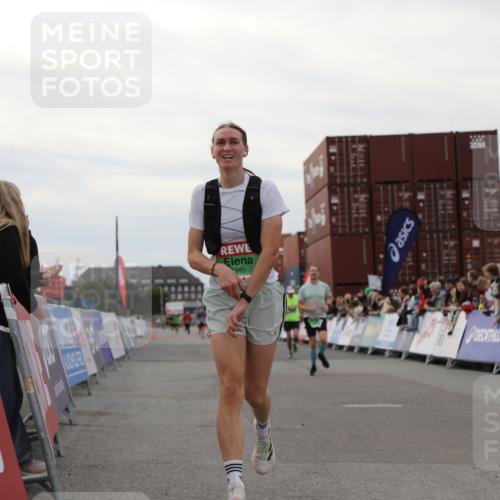 03.10.2025 - Köhlbrandbrückenlauf Yannick Fuchs http://msf.ph/oto/8987328 03.10.2025 15:59:41 Ziel 7025, 7048, 7193, 7225, 7450, 9101, 9113 meine-sportfotos.de