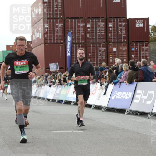 03.10.2025 - Köhlbrandbrückenlauf Yannick Fuchs http://msf.ph/oto/8987351 03.10.2025 16:12:02 Ziel 7122, 7463, 7468, 7566, 7613, 7757, 8110, 8259, 8569, 8939, 8951, 9159, 9399 meine-sportfotos.de