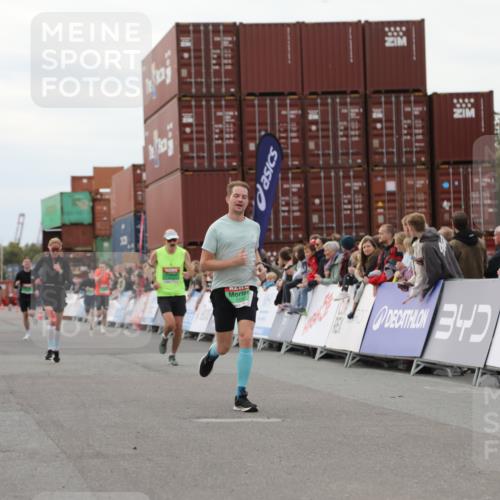 03.10.2025 - Köhlbrandbrückenlauf Yannick Fuchs http://msf.ph/oto/8987353 03.10.2025 15:59:42 Ziel 7025, 7048, 7193, 7225, 7450, 9101, 9113 meine-sportfotos.de