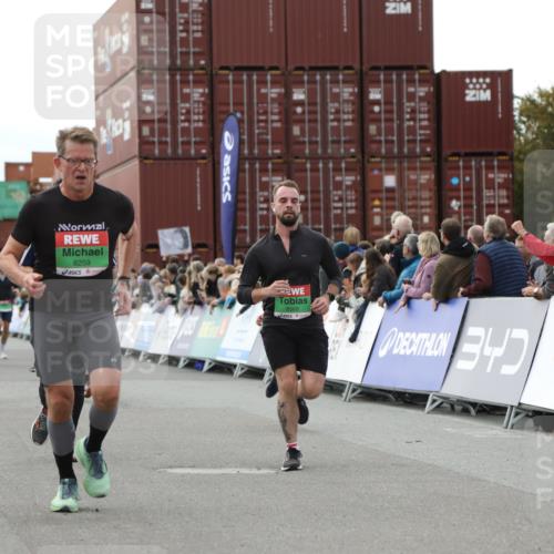 03.10.2025 - Köhlbrandbrückenlauf Yannick Fuchs http://msf.ph/oto/8987358 03.10.2025 16:12:02 Ziel 7122, 7463, 7468, 7566, 7613, 7757, 8110, 8259, 8569, 8939, 8951, 9159, 9399 meine-sportfotos.de