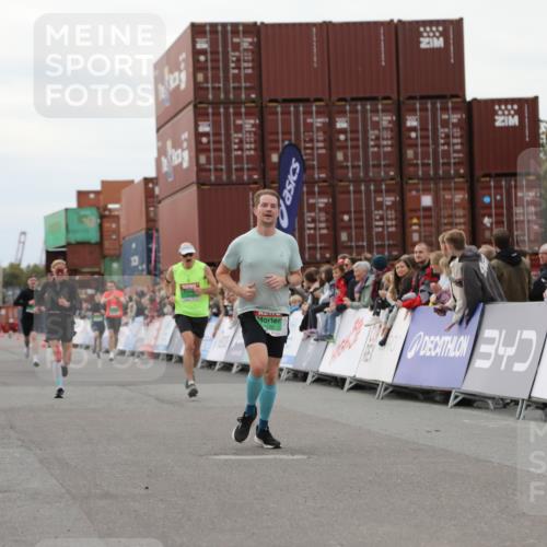 03.10.2025 - Köhlbrandbrückenlauf Yannick Fuchs http://msf.ph/oto/8987360 03.10.2025 15:59:43 Ziel 7193, 7225, 7450, 9101, 9113 meine-sportfotos.de