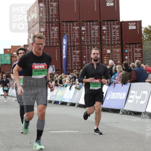 03.10.2025 - Köhlbrandbrückenlauf Yannick Fuchs http://msf.ph/oto/8987363 03.10.2025 16:12:02 Ziel 7122, 7463, 7468, 7566, 7613, 7757, 8110, 8259, 8569, 8939, 8951, 9159, 9399 meine-sportfotos.de