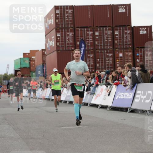 03.10.2025 - Köhlbrandbrückenlauf Yannick Fuchs http://msf.ph/oto/8987366 03.10.2025 15:59:43 Ziel 7193, 7225, 7450, 9101, 9113 meine-sportfotos.de