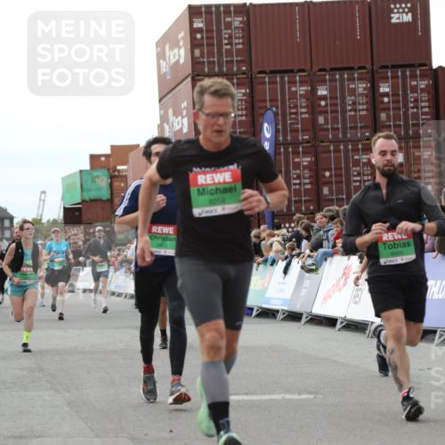 03.10.2025 - Köhlbrandbrückenlauf Yannick Fuchs http://msf.ph/oto/8987368 03.10.2025 16:12:02 Ziel 7122, 7463, 7468, 7566, 7613, 7757, 8110, 8259, 8569, 8939, 8951, 9159, 9399 meine-sportfotos.de