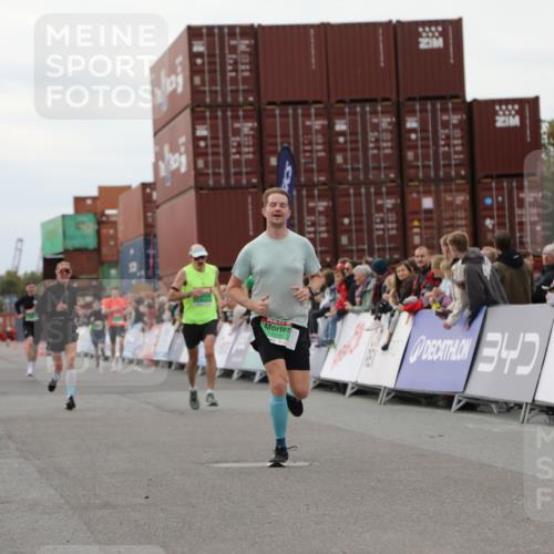 03.10.2025 - Köhlbrandbrückenlauf Yannick Fuchs http://msf.ph/oto/8987370 03.10.2025 15:59:43 Ziel 7193, 7225, 7450, 9101, 9113 meine-sportfotos.de