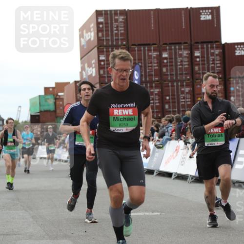 03.10.2025 - Köhlbrandbrückenlauf Yannick Fuchs http://msf.ph/oto/8987373 03.10.2025 16:12:02 Ziel 7122, 7463, 7468, 7566, 7613, 7757, 8110, 8259, 8569, 8939, 8951, 9159, 9399 meine-sportfotos.de